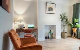 Close To City Centre Stylish 3 Bedroom House